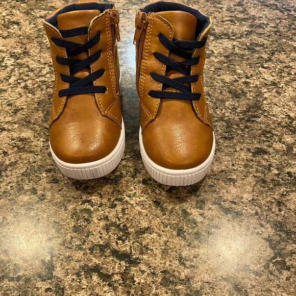 Toddler boys high top shoes, only worn once. New condition. Size 6 - Picture 1 of 2